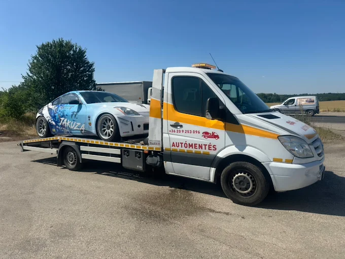 Nissan 350Z sportautó óvatos felrakása az autószállító platóra