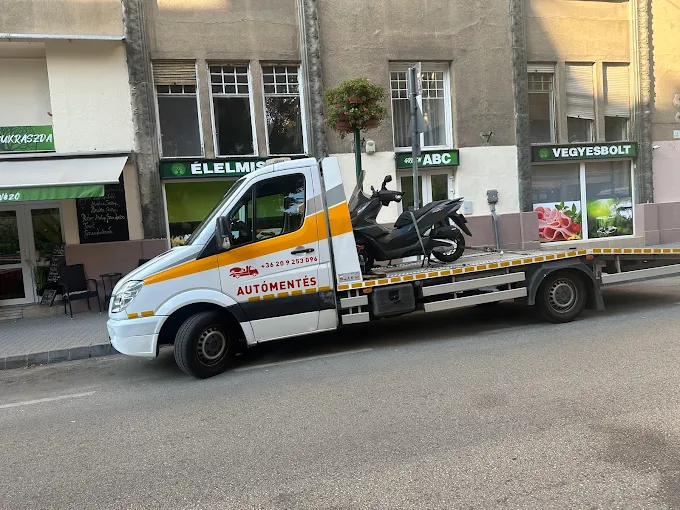Motorkerékpár stabilan rögzítve a szállító platóján