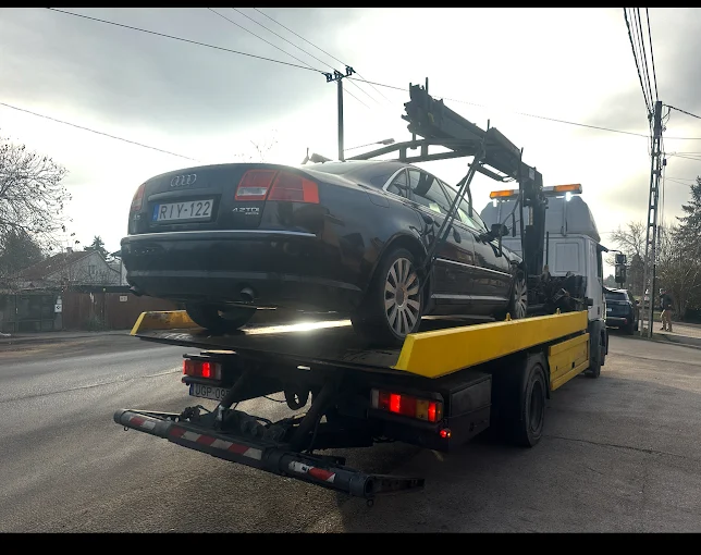 Audi A8 stabilan rögzítve az IVECO autómentő platóján, szállításra előkészítve