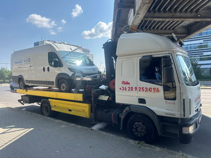 Fiat Ducato furgon az autómentő platóján szállításra előkészítve